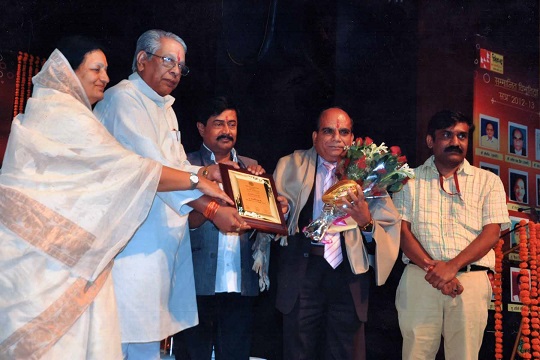 उच्च  शिक्षा मंत्री उमाशंकर गुप्ता ने किया डॉ जैन का सम्मान  डॉ जैन को मिला स्व लक्ष्मण सिंह गौड़ स्मृति पुरस्कार,