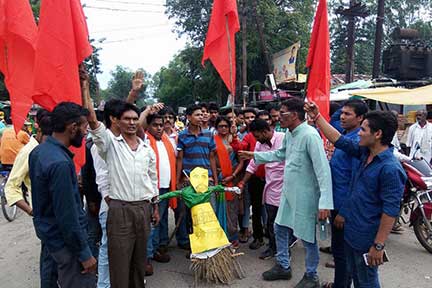 पाकस्तिान छुपकर हमले करने वाला डरपोक देश - शिवसेना ने नवाज शरीफ का पुतला फूंका