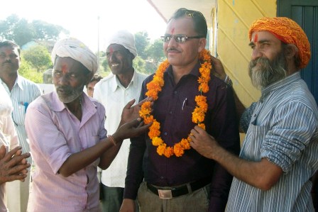 साधु संतों ने किया शिक्षक का सम्मान ,चुनरी का श्रंगार कर मां माचना पदयात्रा संपन्न