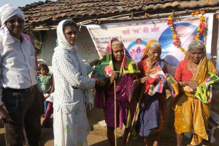 गरीबों को कंबल और मिष्ठान वितरण किया