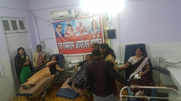 हिन्दू सम्मेलन आयोजन समिति का विशाल रक्तदान शिविर , महिलाओं ने लिया बढ़-चढ़ कर हिस्सा