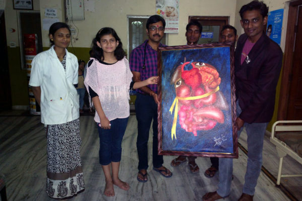 अंगदान देहदान दधीचि अभियान के चित्रों द्वारा प्रचार-प्रसार को बढ़ावा देने हेतु आगे आ रहे निजी चिकित्सक,  डॉ. विनय चौहान ने क्रय की अंगदान पर आधारित पेंटिंग 'द गिफ्ट