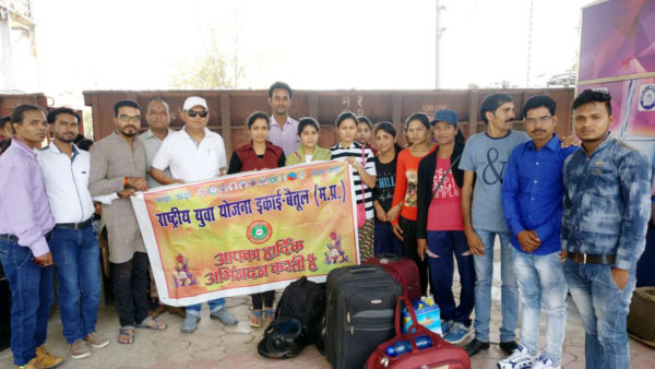 सिंगतॉम (सिक्किम) शिविर के लिए युवाओं का दल रवाना