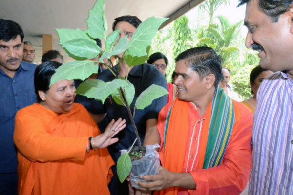 पौधे से सत्कार अ'छी परंपरा:उमा भारती,  केन्द्रीय मंत्री उमा भारती को किया पौधा भेंट