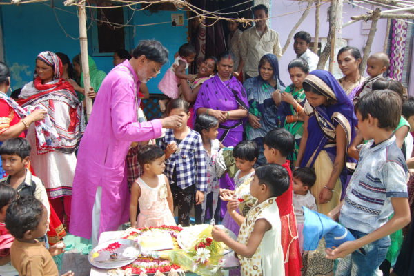 बाबा हमारे लिए अभिभावक की तरह: सोनारे , बाबा ने पौधोरपण कर मनाया जन्मदिन, ब