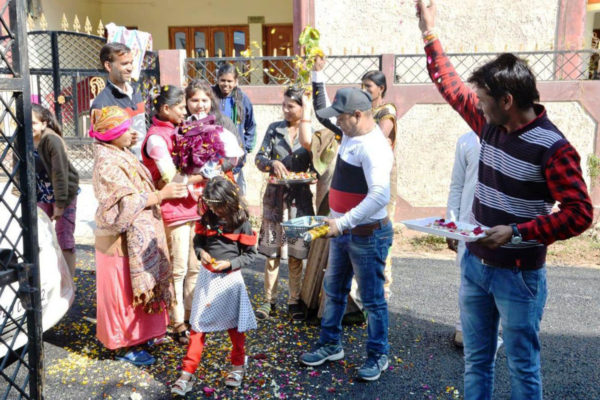 लाडो के प्रथम गृह प्रवेश पर हुआ भव्य स्वागत