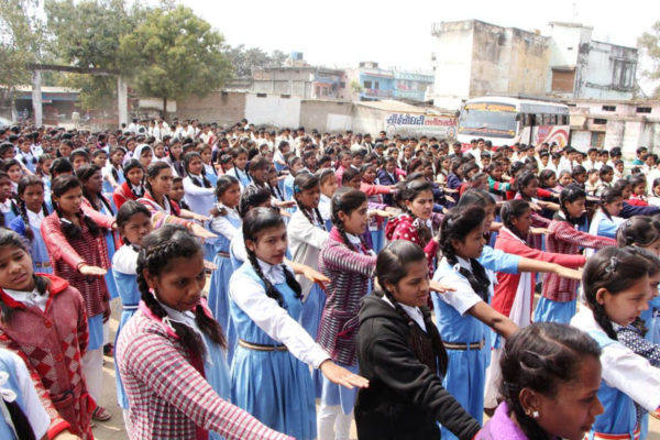 एनएसयूआई की पहल, विश्व कैंसर दिवस पर बनाई विशाल मानव श्रृंखला,  स्कूली विद्यार्थी बने नाशा विरोध के सिपाही।