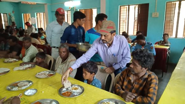 दीनदयाल रसोई में गरीबों को कराया गया भोजन ,आज मनाया जाएगा संत आशारामजी बापू का 83 वां अवतरण दिवस ,आज आश्रम में गरीबों को भोजन, वस्त्र,फल, शीतल शर्बत वितरण किया जाएगा