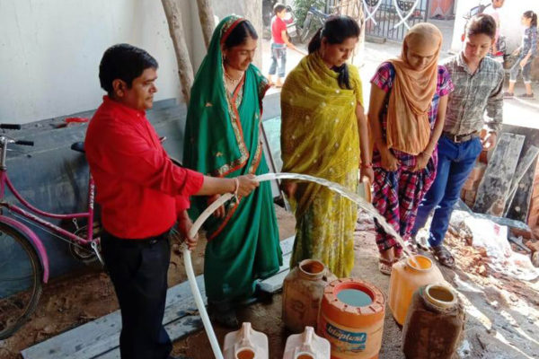 नि:शुल्क सामूहिक विवाह में देगें नि:शुल्क जल ,निर्माणाधीन काम रोक कर वार्डवासियों को दे रहे पानी