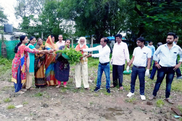 समिति के प्रयास से फिर लबालब हुआ कुंआ, कुंए से निकला मलबे को फैलाकर उसी पर किया पौधारोपण