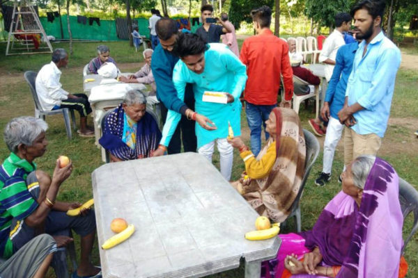 युवाओं ने मनाई वृद्धाश्रम में दीवाली