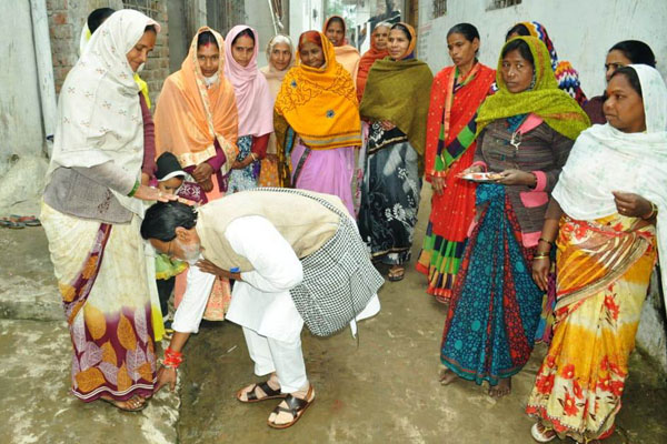 मातृ शक्ति ने रक्षा सूत्र बांधकर मनाया नववर्ष