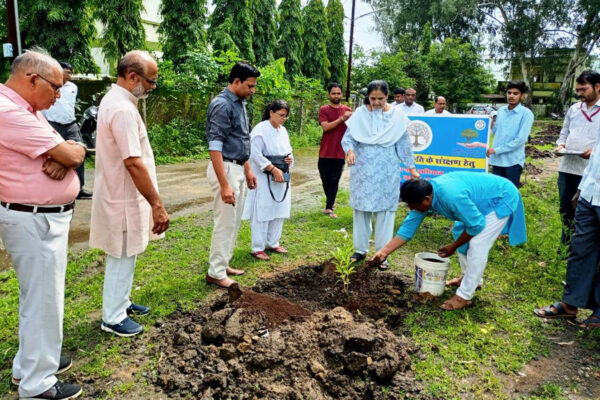 प्रदुषण से मुक्ति और पौध संरक्षण का संकल्प लें: प्रधान जिला न्यायाधीशआजादी का अमृत महोत्सव, किया पौधारोपण